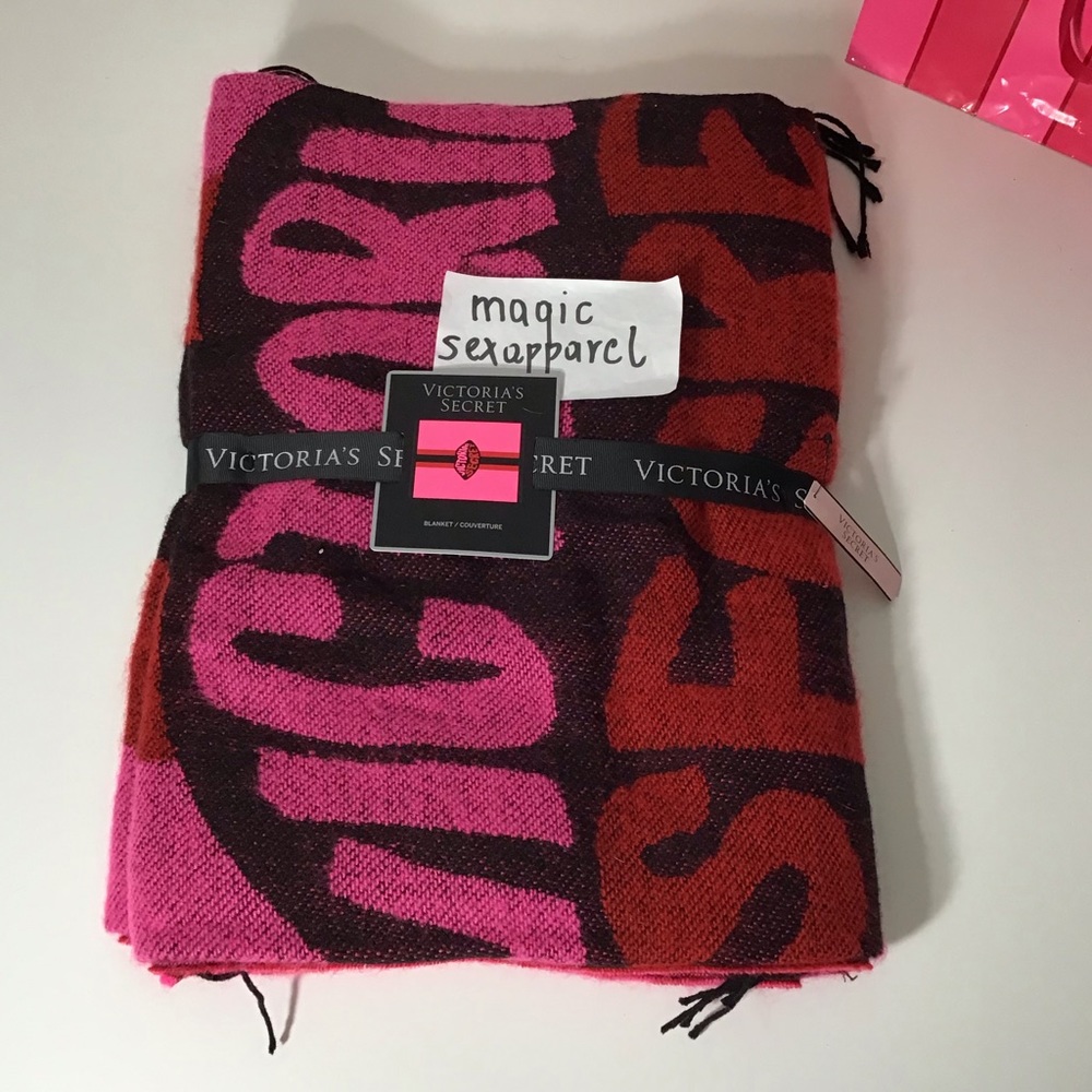 VICTORIA’S SECRET BLANKET VS LOGO KISSES SOFT COZY